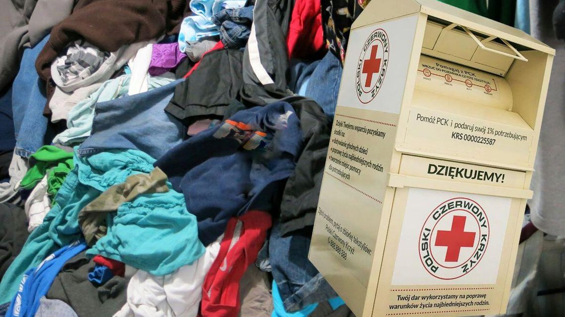 Tracą już cierpliwość. Miasta każą zabrać kontenery PCK z ulic Kolejne miasta wypowiadają umowy na postawienie pojemników na zużytą odzież. PCK samo też zabiera swoje kontenery.