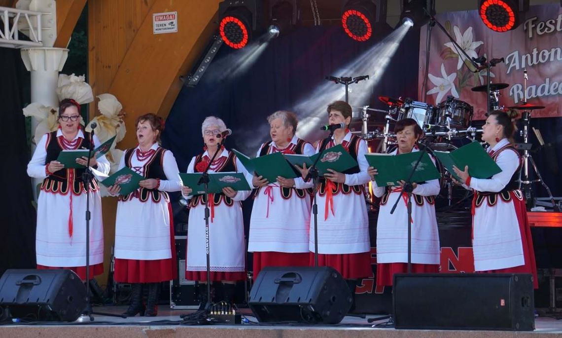 Tradycja, wiara i… Czerwone Gitary. Za nami Festiwal Antoniański Radecznica po raz szósty stała się miejscem spotkania tradycji, wiary i muzyki. Fot. Starostwo Powiatowe w Zamościu