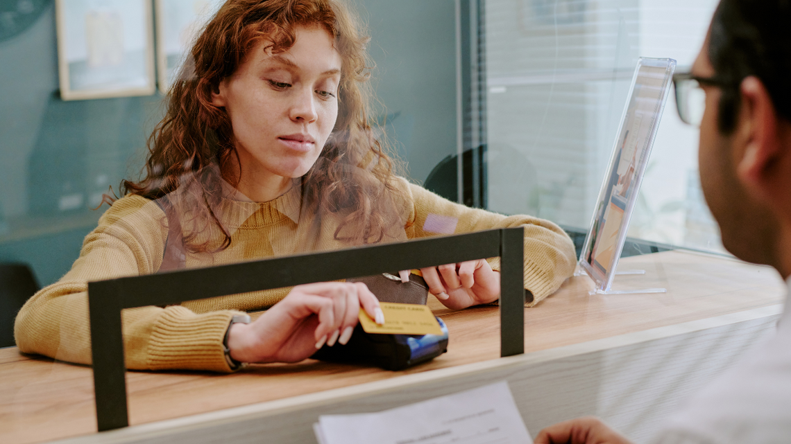 Polskie banki rezygnują z tradycyjnych kas. Coraz trudniej znaleźć też bankomaty.