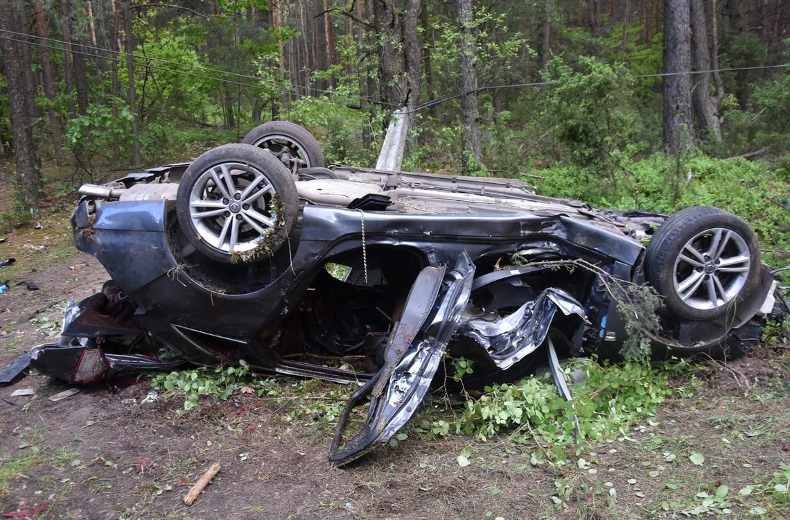 Tragedia na drodze powiatowej nr 1304L w woj. lubelskim. Rozbity Opel Insignia po śmiertelnym wypadku w Zabielu – auto uderzyło w łosia i dachowało.