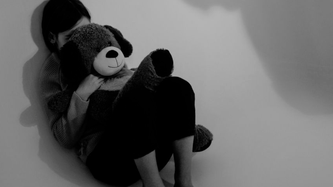 Dwa zdarzenia z udziałem najmłodszych, do których doszło w ostatnich dniach, ponownie zwracają uwagę na dramaty rozgrywające się za zamkniętymi drzwiami mieszkań.