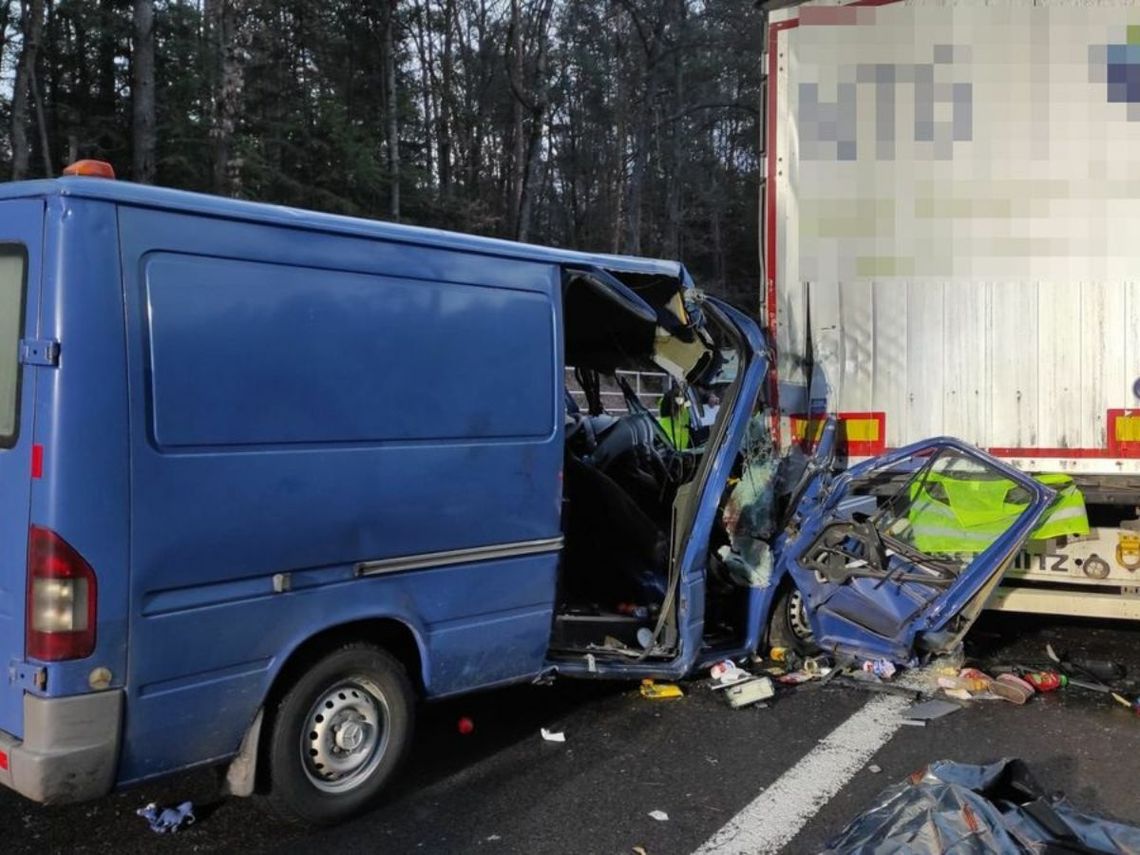 Rozbite auto na miejscu wypadku w Bełżcu.