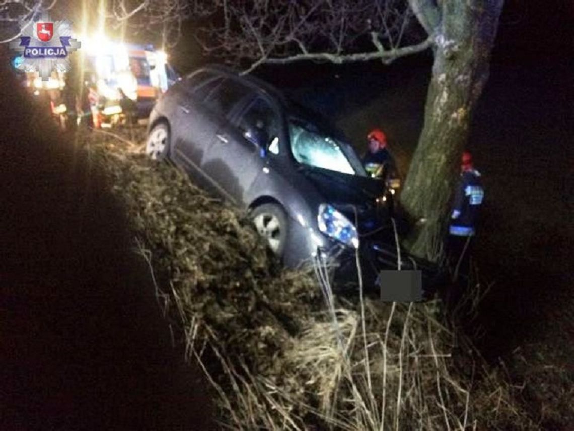 Tragiczny wypadek w Suszowie. Kia roztrzaskała się o drzewo. Kierowca nie żyje