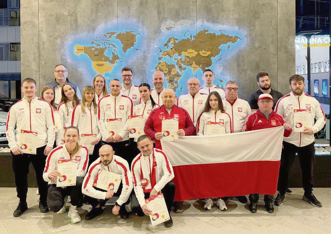 Uroczyste wręczenie nominacji na mistrzostwa Europy seniorów odbyło się w czwartek, 16 kwietnia podczas zgrupowania reprezentacji Polski w Batumi. Dyplomy wręczał prezes PZPC Zdzisław Żołopa z Biłgoraja. Fot. Facebook (Polish Weightlifting Federation 1925-2025)