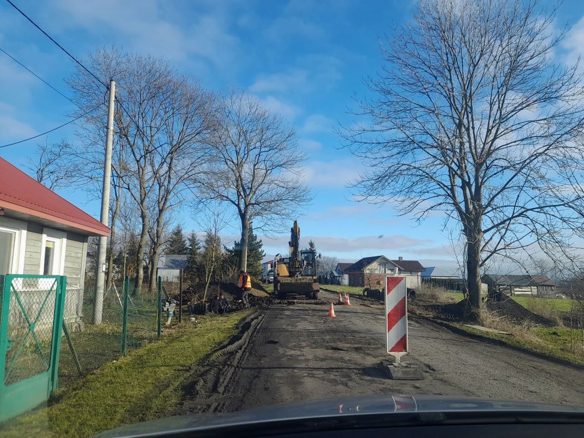 Powiat zamojski rozpoczął drugi etap przebudowy drogi powiatowej z Łabuniek do Zubowic.