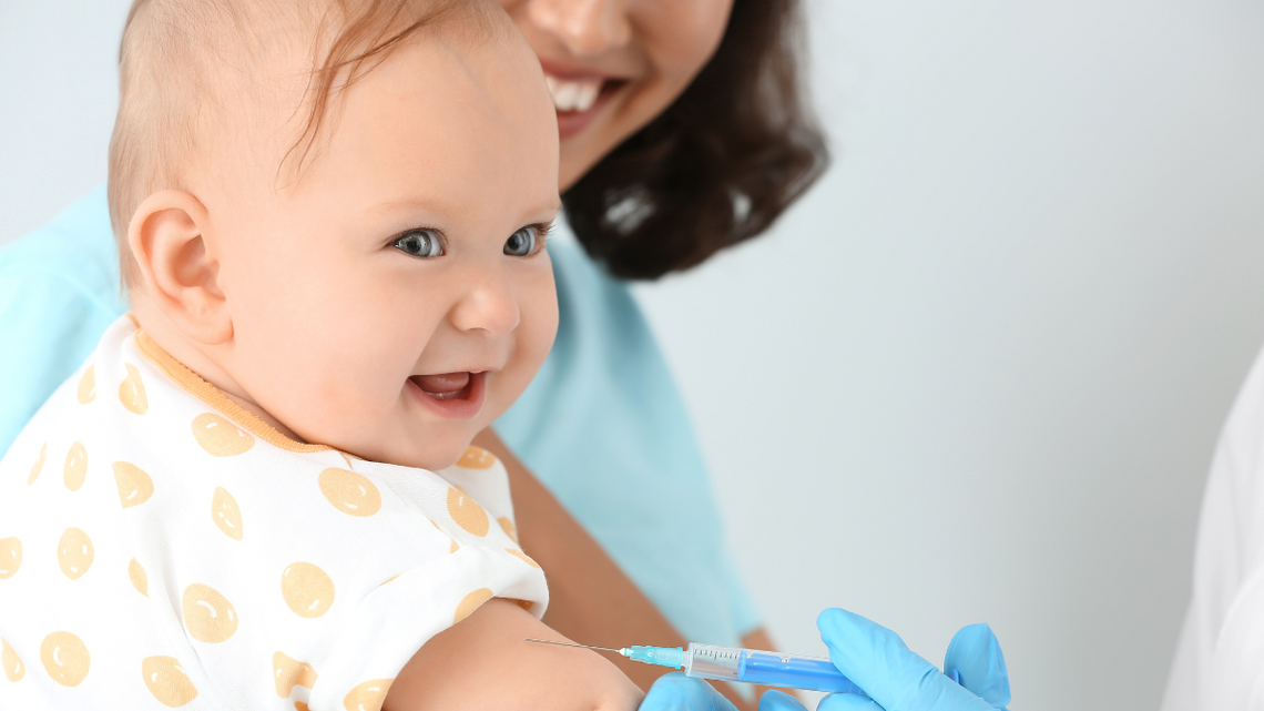 Kontrolerzy sanepidu w punktach szczepień sprawdzają, jak są realizowane.