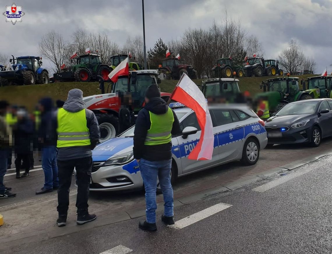Trwa protest rolników w powiecie tomaszowskim. Jeśli możesz, nie jedź tamtędy [ZDJĘCIA]