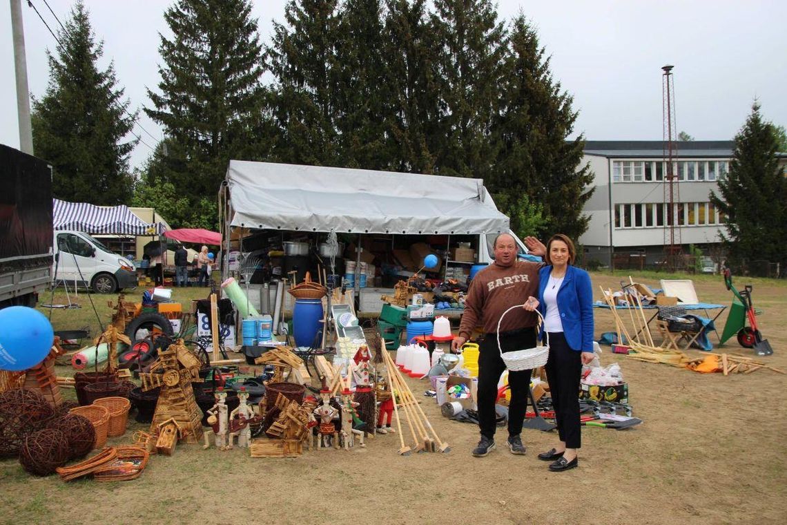 Targowisko naprzeciwko Urzędu Gminy w Trzeszczanach Pierwszych.