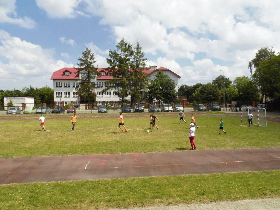Radna gminy Trzeszczany, nauczycielka w tamtejszej szkole, odmówiła przeprosin pani wójt, a dyrektorka szkoły nie chciała przedłużyć jej umowy o pracę i wkrótce zasiądzie na ławie oskarżonych