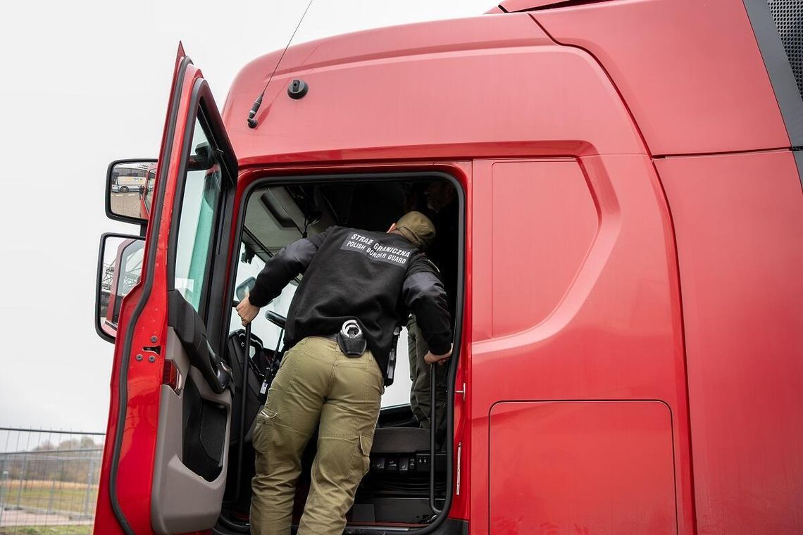 Skrajną nieodpowiedzialnością wykazał się 46-letni kierowca tira, który próbował przekroczyć granicę w Dorohusku, będąc w stanie silnego upojenia alkoholowego.