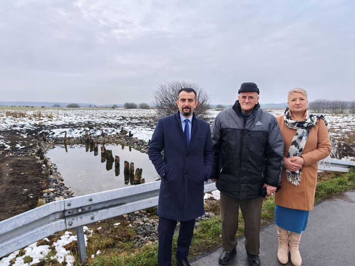Spotkanie przy dawnej pralni. Na zdjęciu: wójt Mariusz Kukiełka, Emilian Sołoducha oraz sołtys Barchaczowa i przewodnicząca Rady Gminy Łabunie Elżbieta Kuźma.