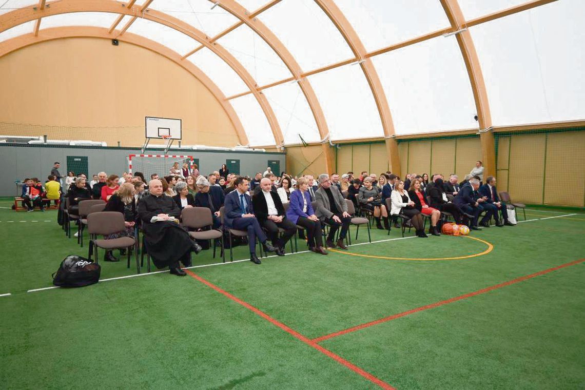 Nowoczesna hala sportowa w Majdanie Górnym, jedyna tego typu w powiecie tomaszowskim, została już oficjalnie otwarta.