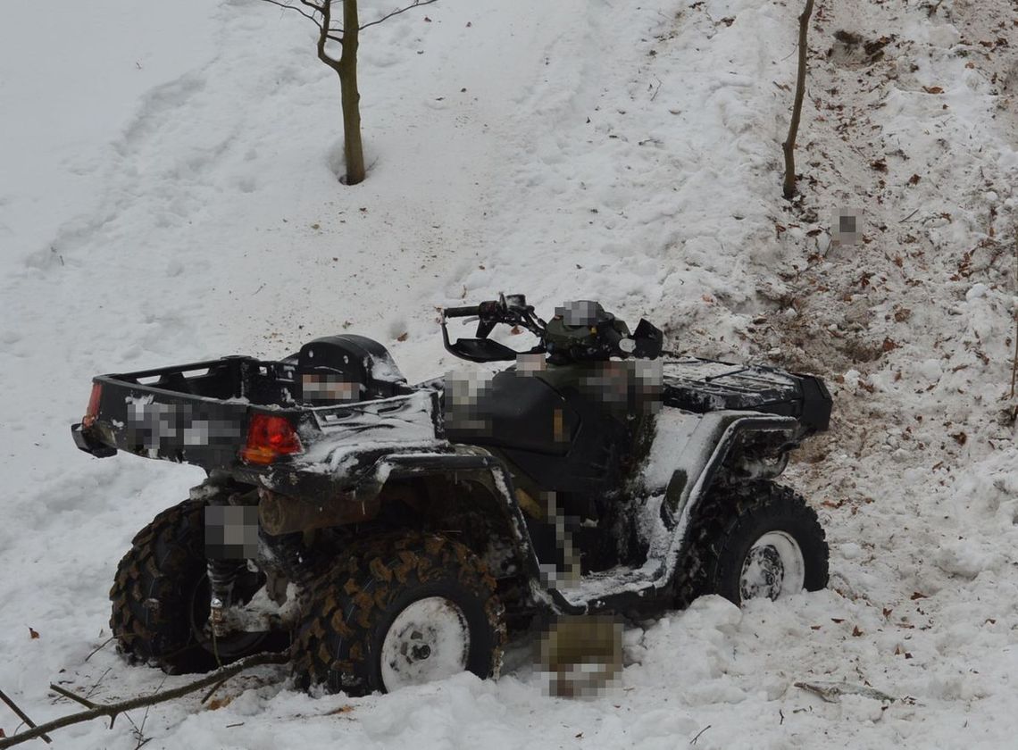 Turobin: Mężczyzna przegnieciony przez quada nie żyje Do wypadku doszło 25 stycznia w godzinach przedpołudniowych, w lesie w obrębie miejscowości Tarnawa Kolonia (gmina Turobin).