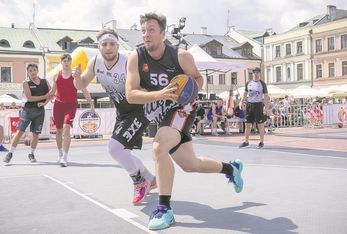 16 zespołów rywalizowało na boiskach przed schodami Ratusza na Rynku Wielkim w Zamościu w turnieju FIBA w koszykówce 3x3 Twierdza Zamość Cup 2023.