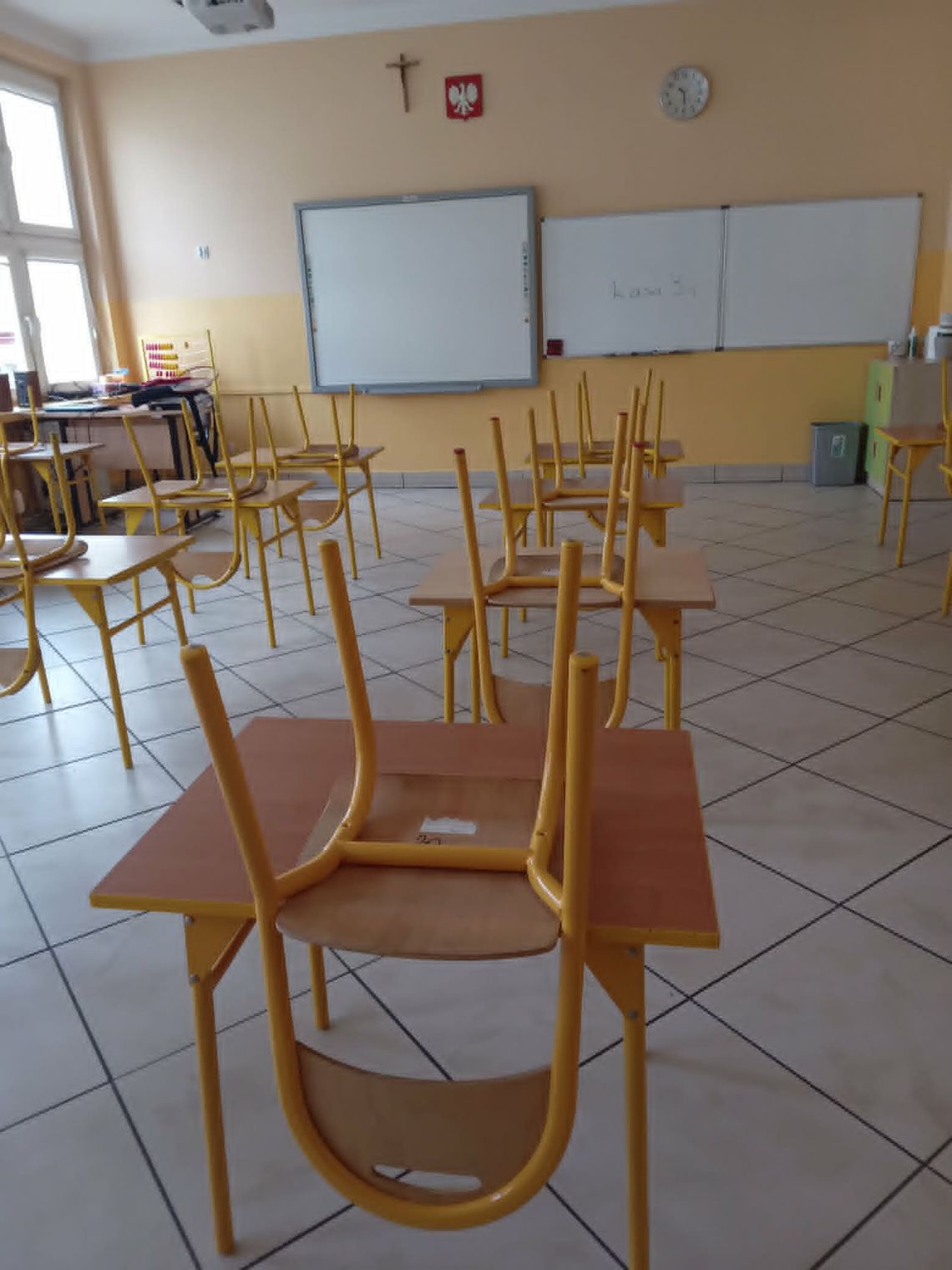 Tworyczów: Rodzice oczekują dialogu. Wójt Sułowa: "Nie będziemy w stanie udźwignąć prowadzenia 3 szkół" W zeszłym roku placówka w Tworyczowie świętowała swoje 55-lecie, a obchody połączono z nadaniem imienia i wręczeniem sztandaru. Czy za rok będzie świeciła pustkami?