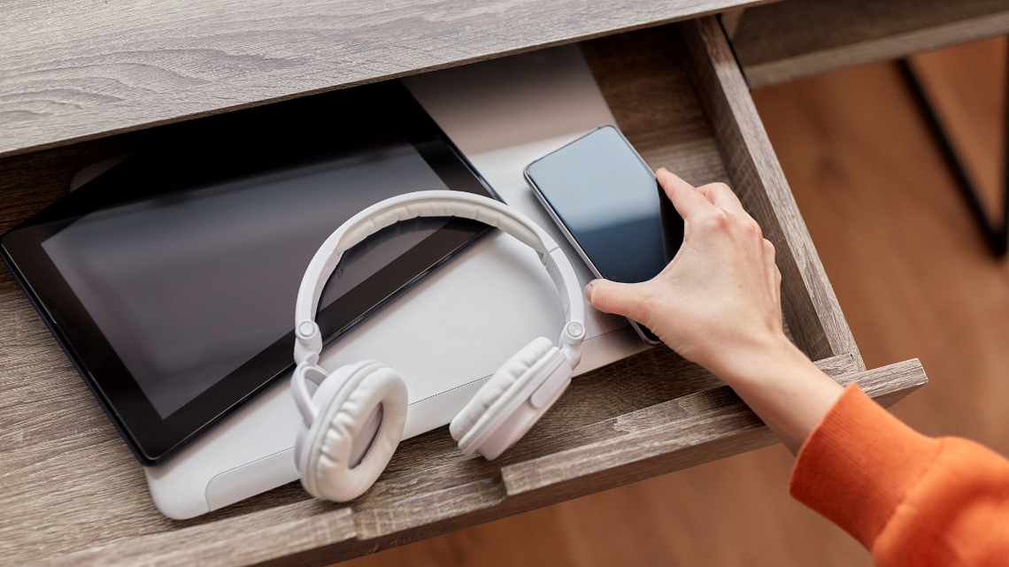 Telefony, smartfony, gry, telewizory... Kiedy przestajemy ich używać, często trafiają do naszych szuflad. Są ich miliony. Polacy mają w szafkach nawet kilka tysięcy złotych.