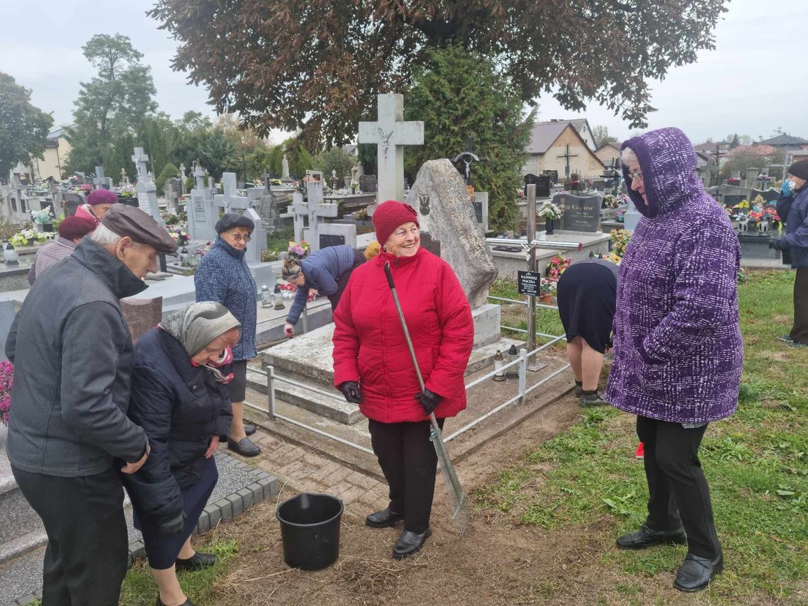 Tyszowiecki Klub Seniora podczas sprzątania grobu żołnierzy AK.