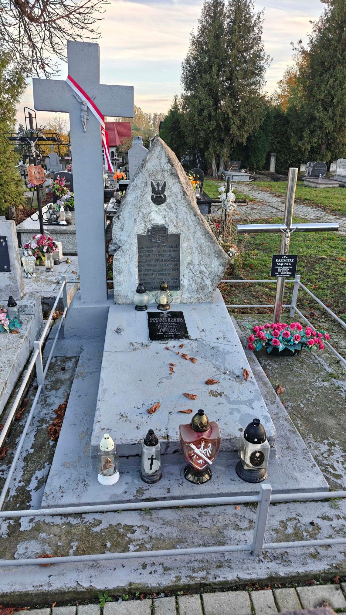 Tyszowce: Trzech żołnierzy, jedna mogiła. Po kweście będzie można odnowić grób Tegoroczna kwesta pomoże odnowić mogiłę trzech żołnierzy poległych pod Dąbrową.