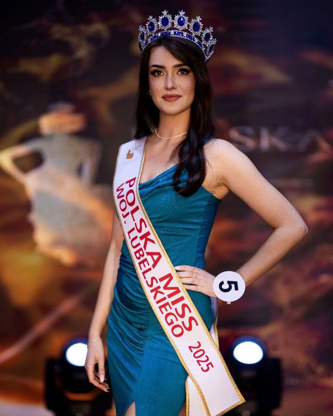 Tytuł Polskiej Miss Województwa Lubelskiego dla Karoliny Józwy. Piękna 25-latka pochodzi z Tyszowiec Karolina Józwa ma 25 lat i 176 cm wzrostu, jest szczupłą brunetką o niebieskich oczach.