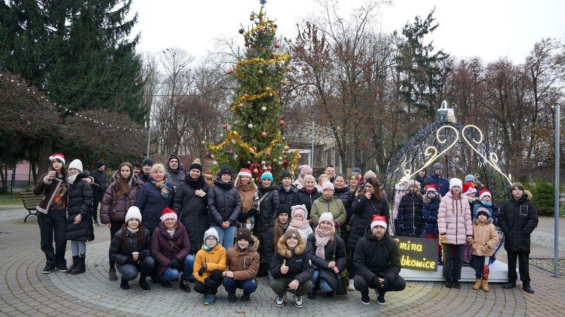 Zabawa przy ubieraniu gminnej choinki w Werbkowicach trwała ponad 2 godziny. Ponad 4-metrowe drzewko podarował Andrzej Piłat z Sołectwa Werbkowice. Fot. GOK Werbkowice