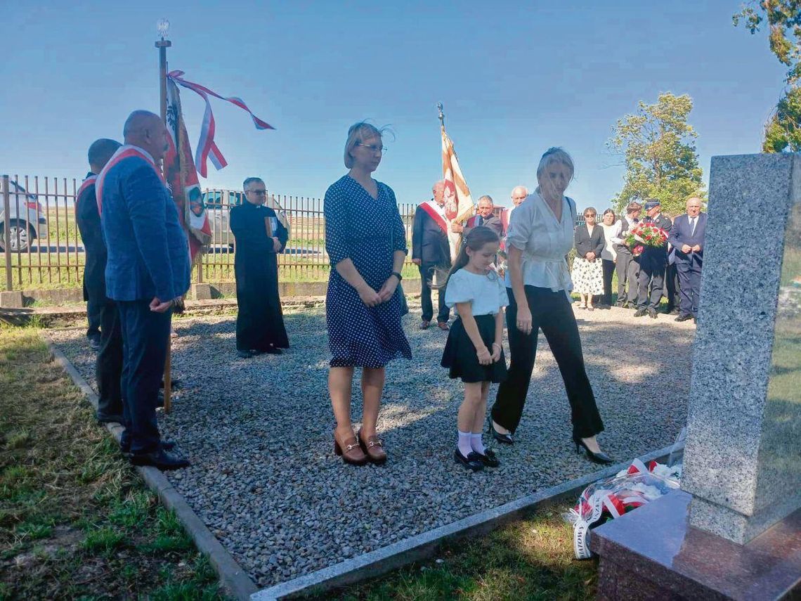 Na mogiłach żołnierzy, partyzantów oraz na grobie Dubieńskich Męczenników złożono wieńce i zapalono znicze.