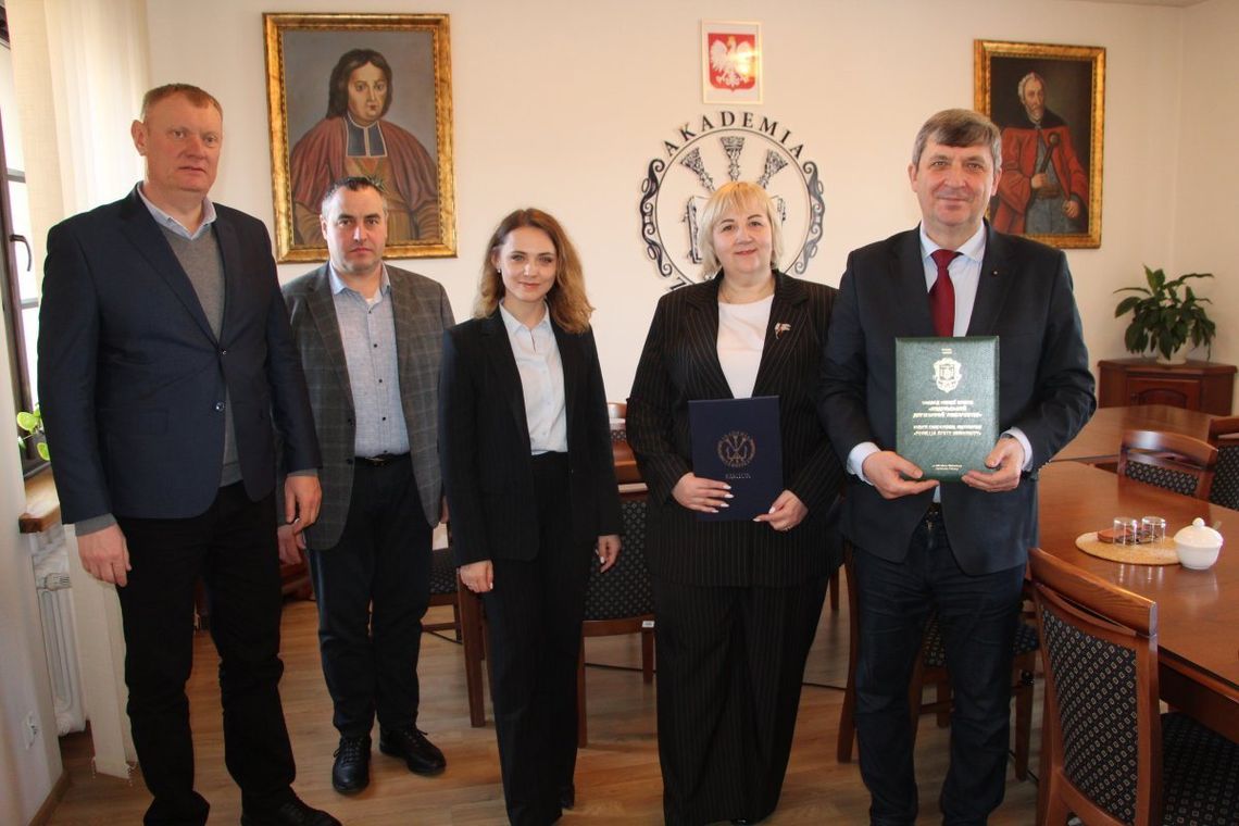 Uczelnie w Zamościu i Kamieńcu Podolskim podejmą współpracę Zawarto porozumienie o współpracy pomiędzy Akademią Zamojską a Podolskim Uniwersytetem Państwowym w Kamieńcu Podolskim na Ukrainie.