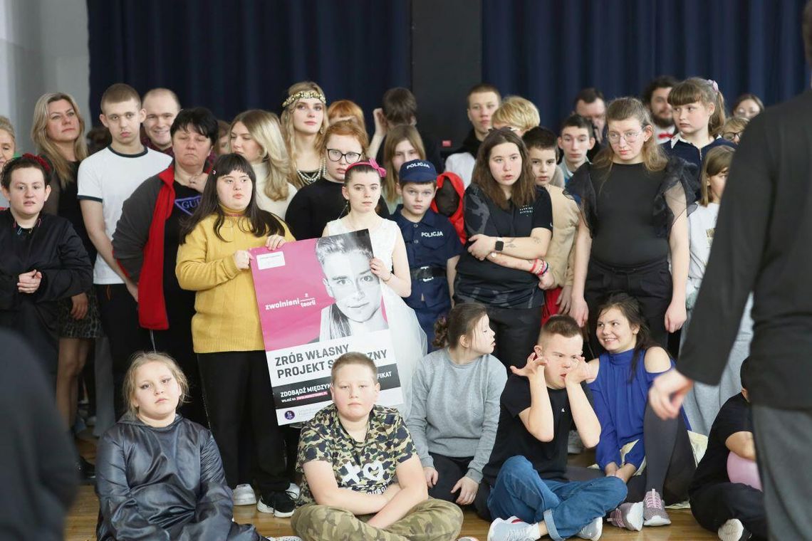 Krasnystaw/Zamość: Uczniowie burzą bariery. Poruszają problem izolacji i stereotypów W wydarzeniach, które do tej pory odbyły się w ramach projektu, wzięli udział uczestnicy z kilku miast regionu, m.in. z Zamościa, Krasnegostawu, Biłgoraja i Łęcznej.