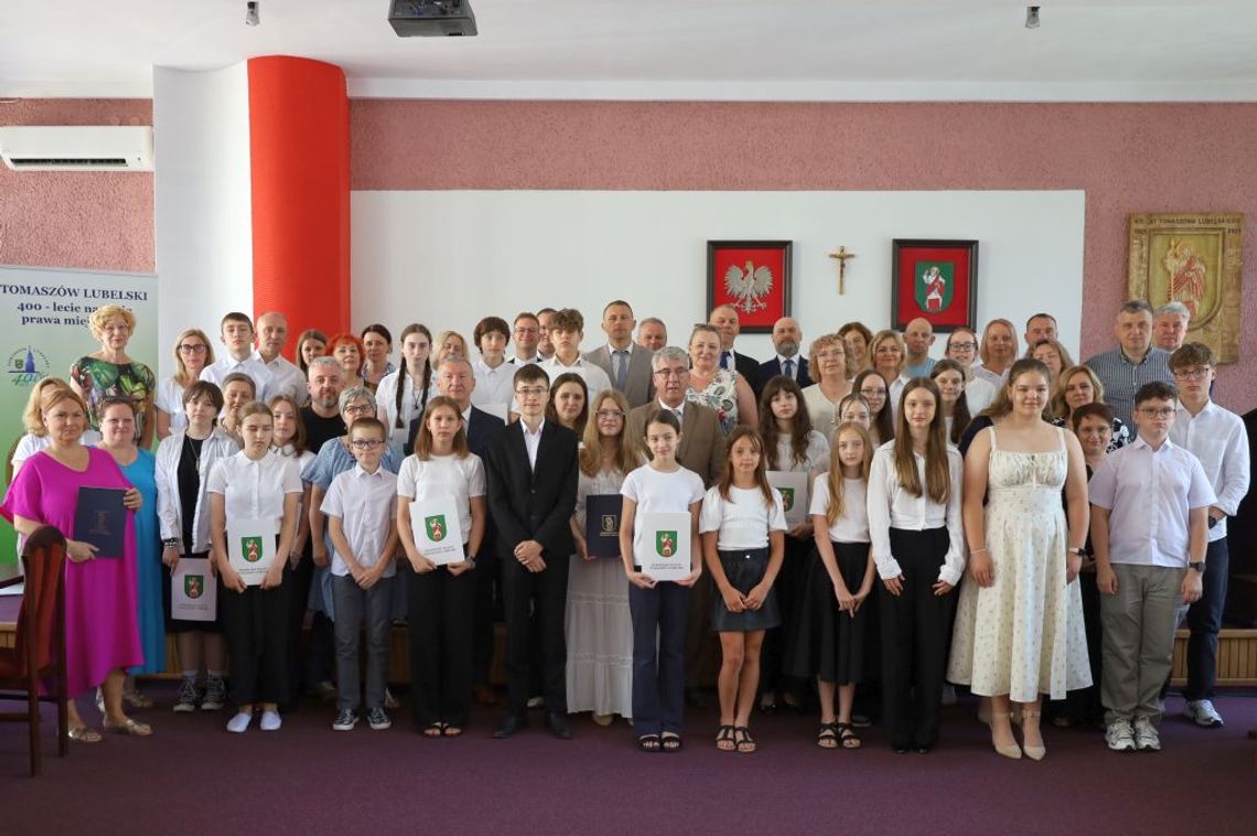 Uczniowie z Tomaszowa Lubelskiego nagrodzeni za sukcesy w nauce i sztuce Burmistrz Miasta Wojciech Żukowski spotkał się z laureatami i finalistami konkursów przedmiotowych i pogratulował im osiągnięć.