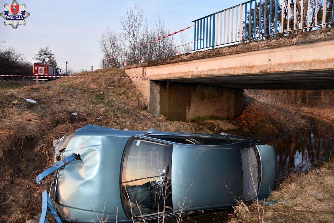 Ujazdów, 1 marca 2026. Pijany kierowca audi wjechał do rzeki.