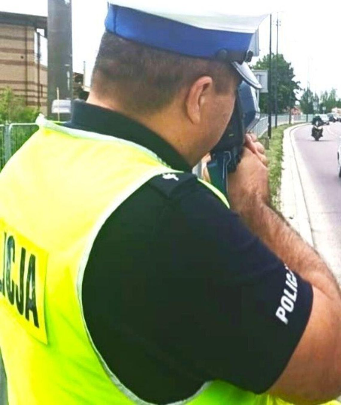 40-latek z Ukrainy o 61 km/h przekroczył prędkość dozwoloną w obszarze zabudowanym. stąd mana5t w wysokości 2 tys. zł., 14 punktów karnych o utrata prawa jazdy na 3 miesiące.