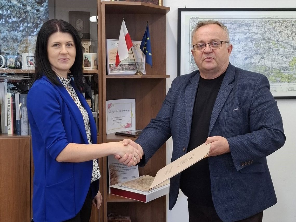 Ulhówek: Dyrektor Centrum Kultury przeszła próbę. Wójt wręczył jej powołanie Justyna Portka i Mariusz Skorniewski