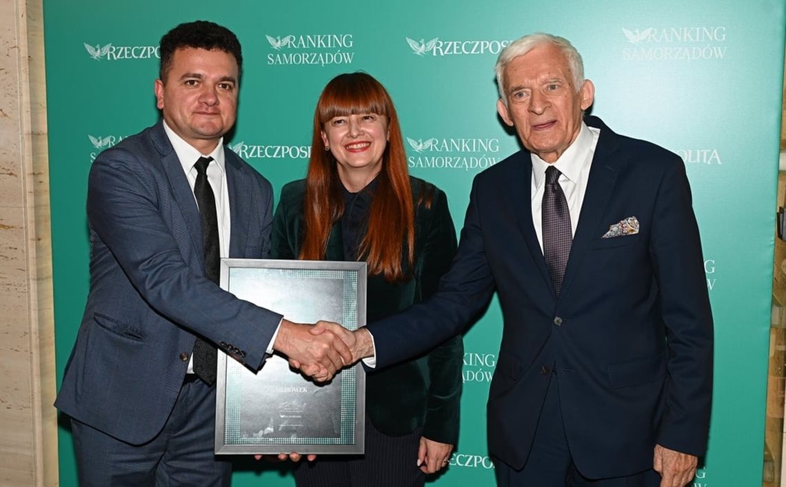 Prof. Jerzy Buzek, przewodniczący kapituły Rankingu Samorządów „Rzeczpospolitej”, gratuluje wójtowi gminy Ulhówek Łukaszowi Kłębkowi.