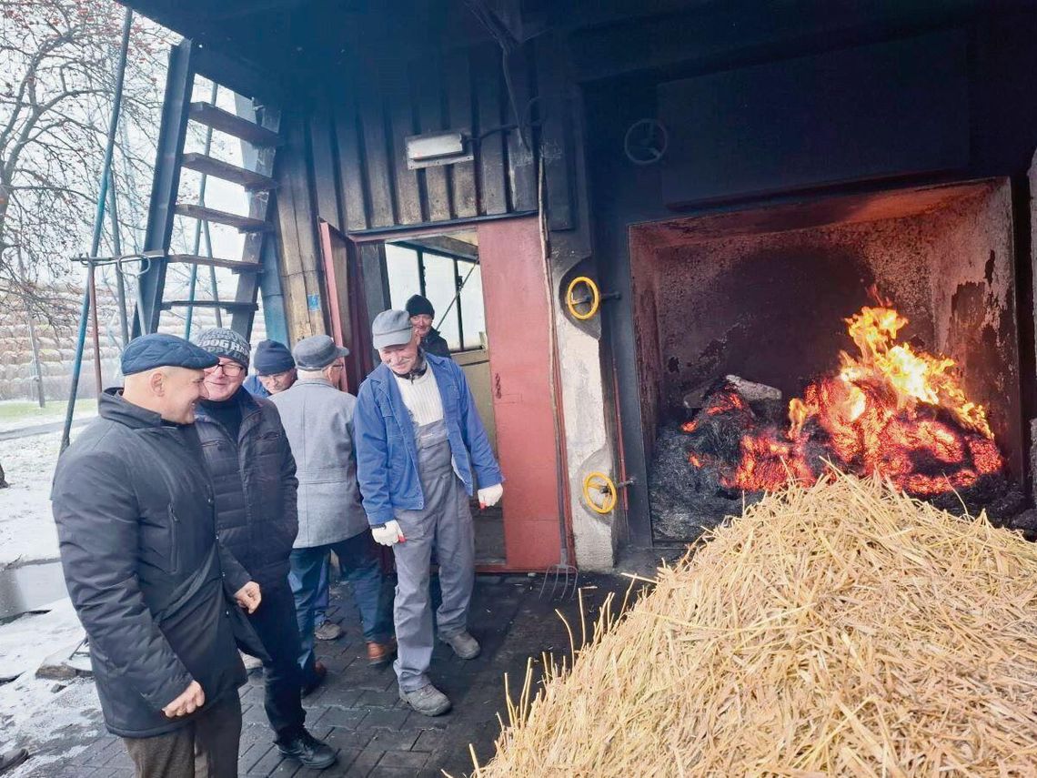 Podczas odbioru zadania wszyscy mieli możliwość zobaczyć, jak po modernizacji działa kotłownia w Ulhówku.