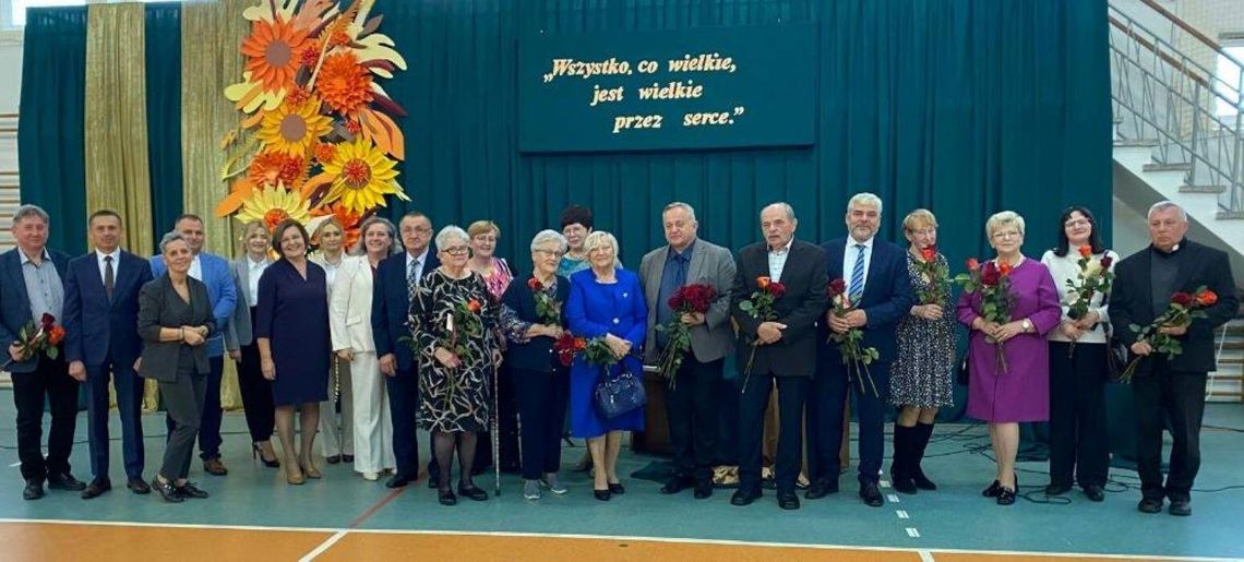 Ulhówek/Tarnoszyn: Nagrody od wójta i dyrektorów dla nauczycieli Władze gminy Ulhówek uczestniczyły w uroczystościach szkolnych z okazji Dnia Edukacji Narodowej.