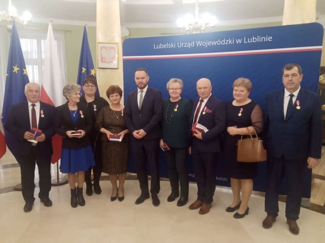 Pracownicy Urzędu Gminy Ulhówek odznaczeni medalami za długoletnią służbę.