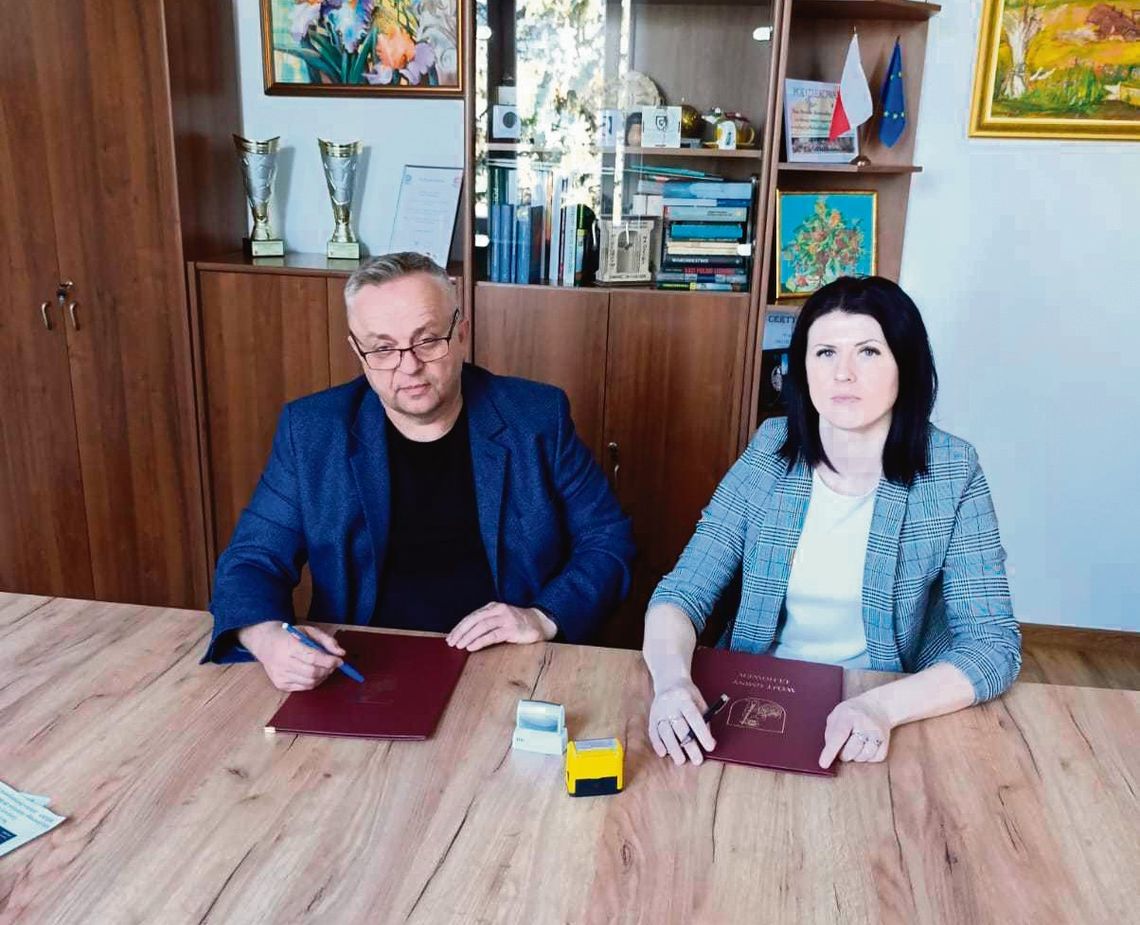 Wójt Mariusz Skorniewski i p.o. dyrektora Centrum Kultury w Ulhówku Justyna Portka