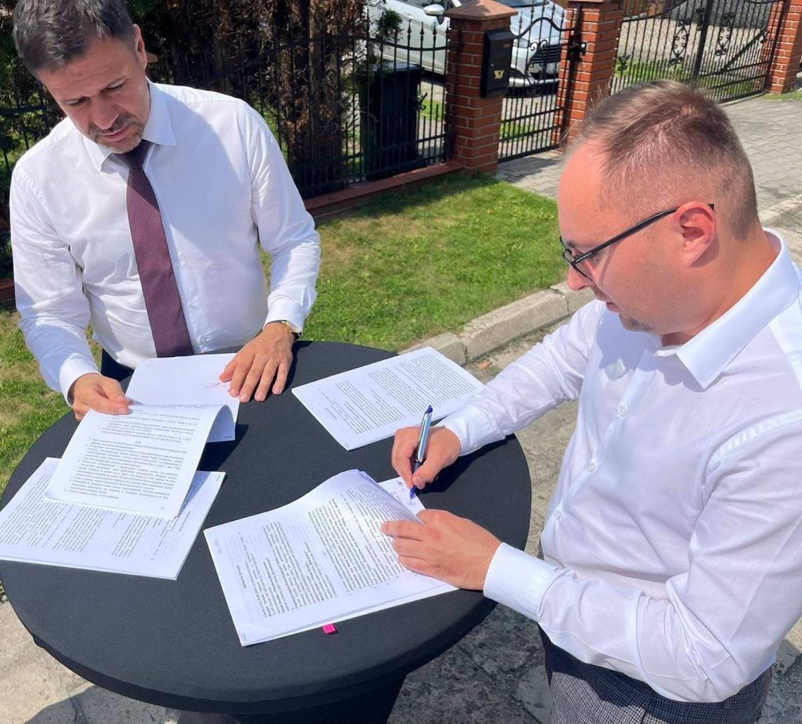 Ulica Mokra w Zamościu przejdzie gruntowną przebudowę Umowę podpisano 15 lipca. Sygnowali ją prezydent Zamościa Rafał Zwolak oraz prezes Przedsiębiorstwa Robót Drogowych Marcin Basak.