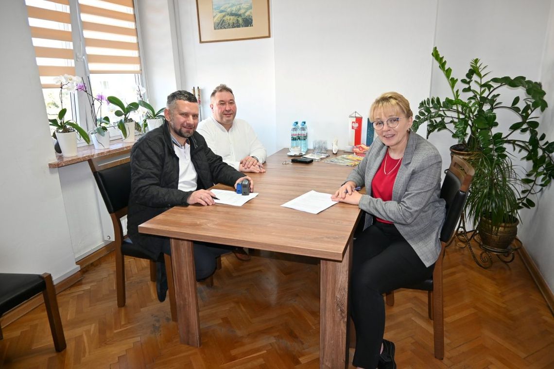 w Urzędzie Gminy Tomaszów Lubelski podpisano umowę na realizację zadania pod nazwą „Budowa sieci kanalizacji sanitarnej w miejscowości Rogóźno – II etap”.