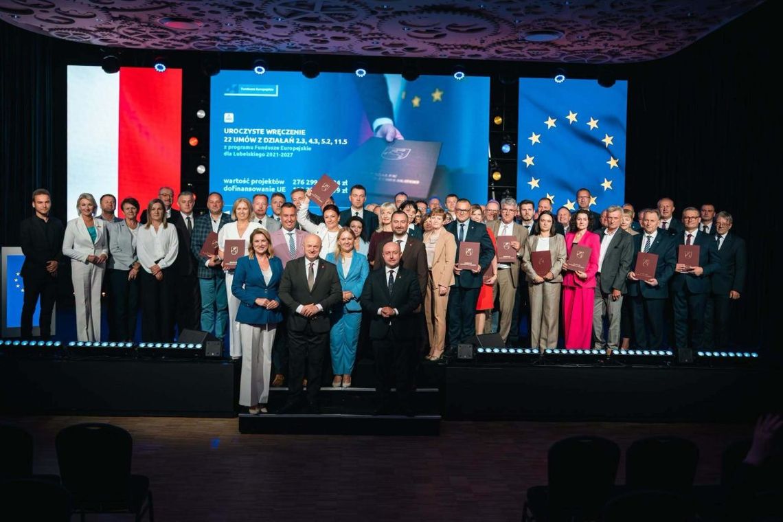 Unijne miliony dla Tomaszowa i Suśca. Pójdą na szlak i remonty budynków Podczas uroczystości w Lubelskim Centrum Konferencyjnym podpisano 22 umowy o dofinansowanie projektów o łącznej wartości ponad 276 mln zł, z czego przeszło 192 mln zł pochodzi z Funduszy Europejskich.