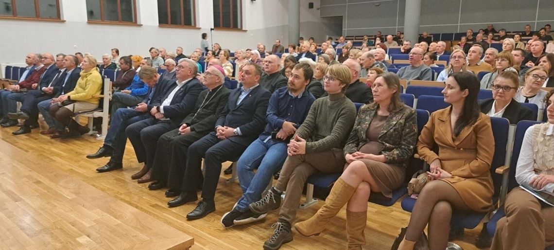Unikalne znalezisko - jedyne w Polsce ziarno tytoniu pochodzące z pochówku W Łukowie w czasie konferencji podsumowano badania archeologiczne prowadzone od 2019 r.