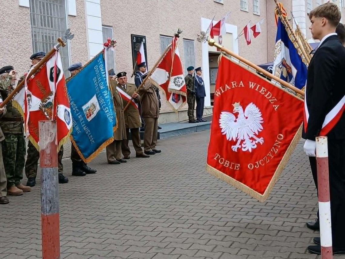 Uroczystości pod Zakładem Karnym w Zamościu. W rocznicę rozbicia więzienia przez oddział AK-WiN 8 maja 1946 r. oddział AK-WiN dowodzony przez por. Romana Szczura ps. „Urszula” rozbił zamojskie więzienie, uwalniając ponad 300 osób