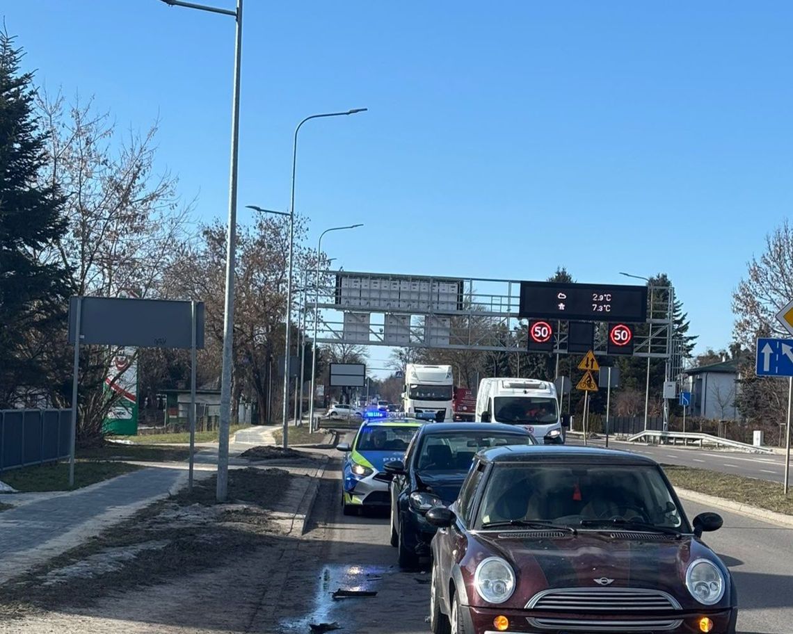 Uwaga kierowcy. Utrudnienia na ul. Szczebrzeskiej w Zamościu. Zderzyły się 3 pojazdy 26.02.2026. Utrudnienia na ul. Szczebrzeskiej w Zamościu po zderzeniu 3 pojazdów.