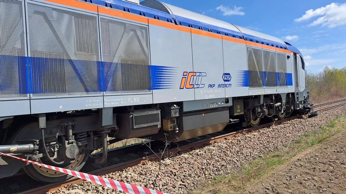 Ruch na drodze, na przejeździe kolejowym, a także na trakcie kolejowym Łuków - Lublin został wstrzymany.