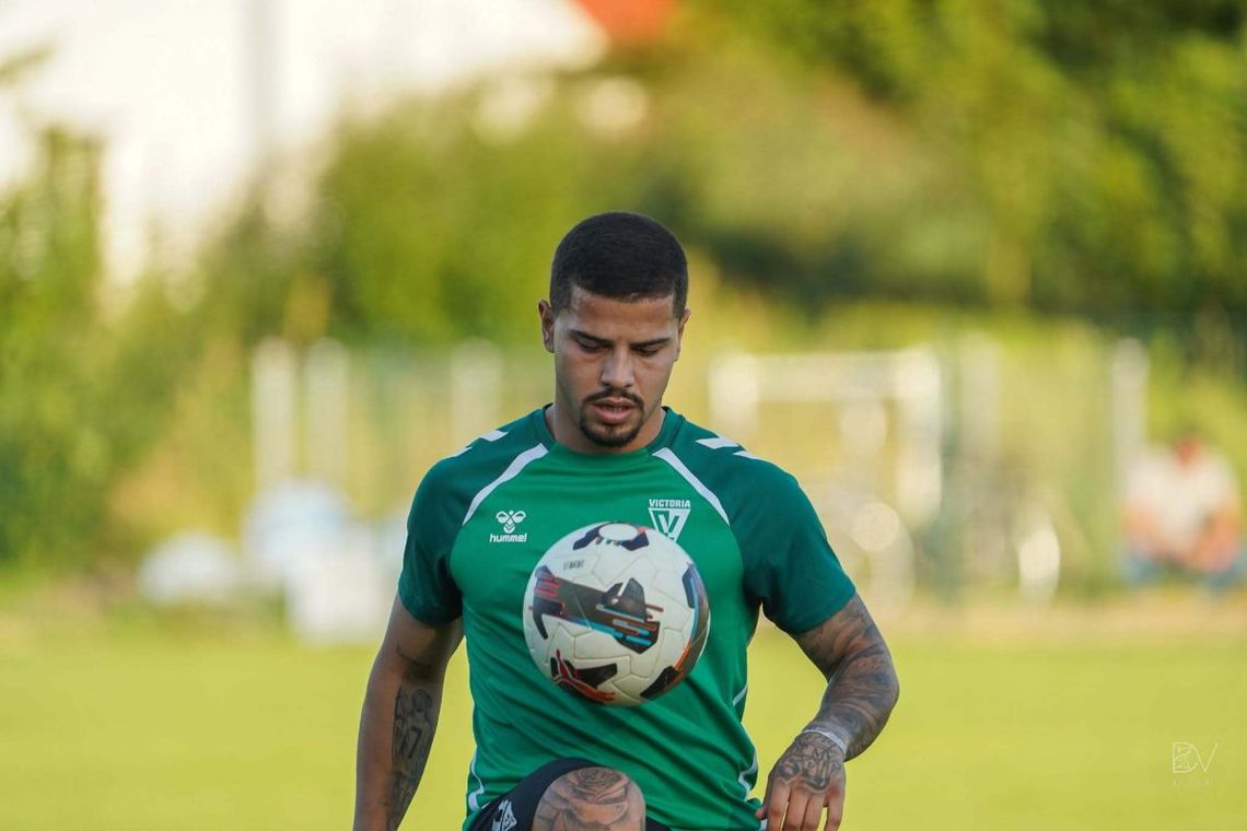 Król strzelców zamojskiej klasy okręgowej w poprzednim sezonie Brazylijczyk Marcos Vinicius Ribeiro Do Prado w Victorii Łukowa pełni rolę rezerwowego.