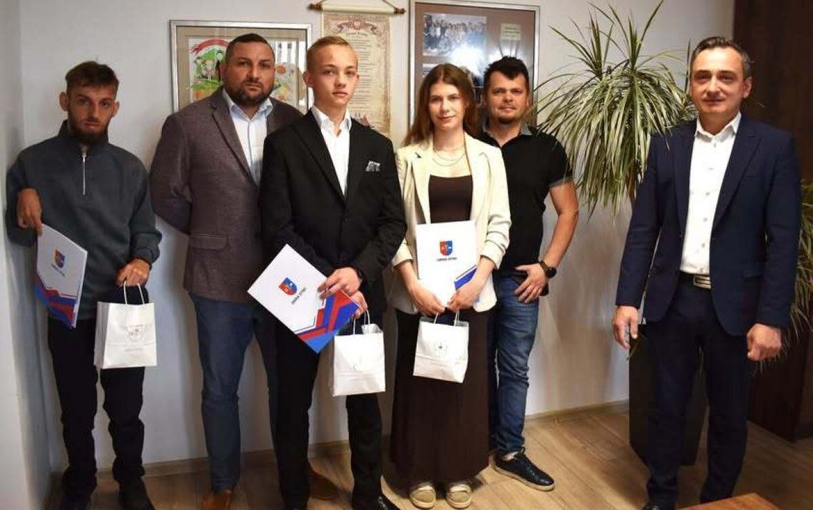 W gminie Sitno docenili sportowców stypendiami Stypendium otrzymał Michał Nowosadowski (frame running), a nagrody – Martyna Zeń i Kornel Bratkowski (oboje karate kyokushin).