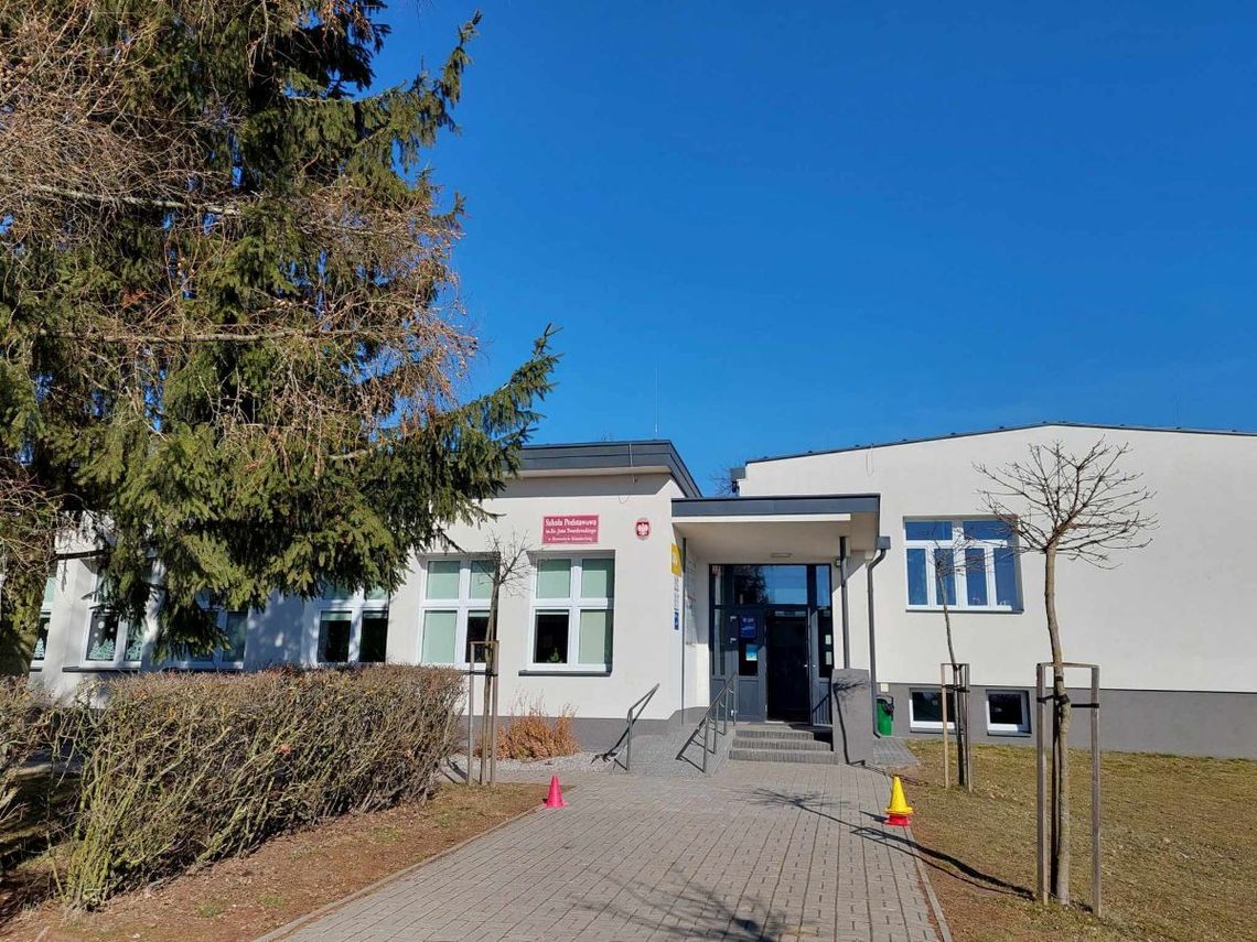 W budynku szkoły w Borowinie Sitanieckiej nie ma sali gimnastycznej.