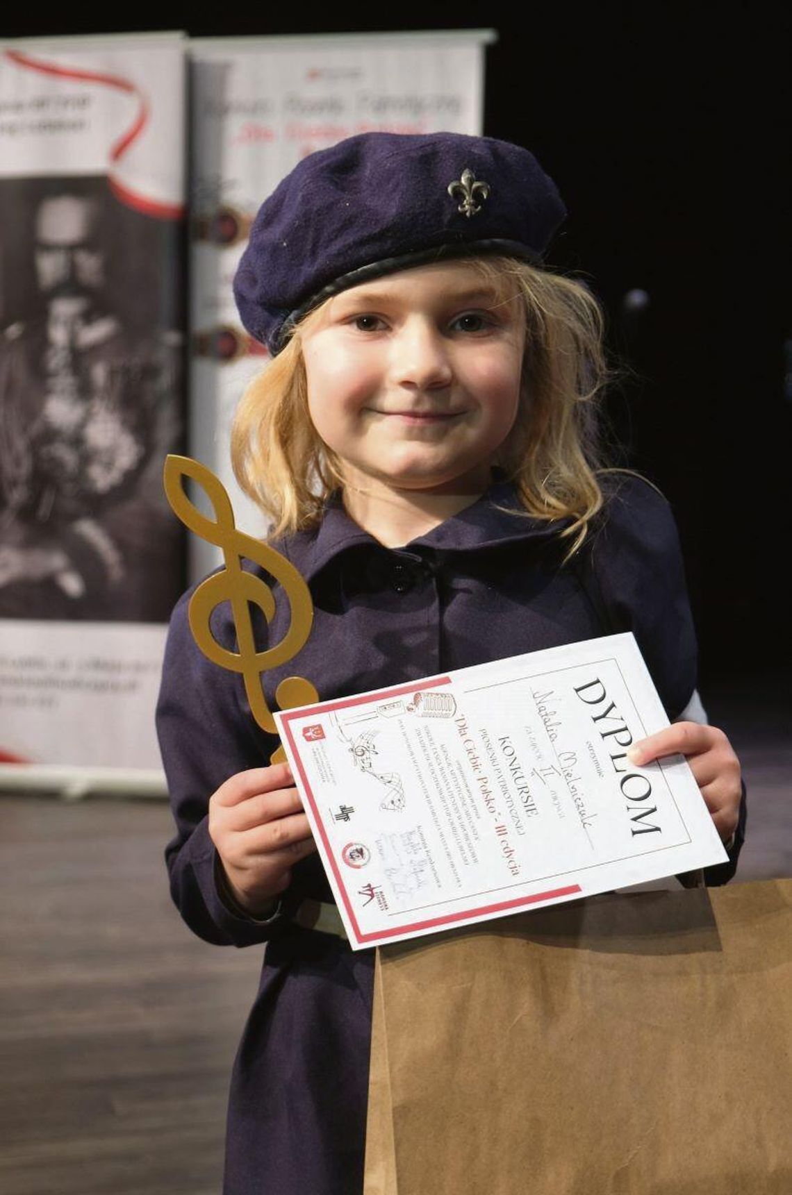 Najmłodsza z uczestniczek konkursu 5-letnia Natalia Mielniczuk, wystąpiła roli Sanitariuszki. Jako dopełnienie stroju scenicznego miała autentyczną torbę sanitariusza z Powstania Warszawskiego.