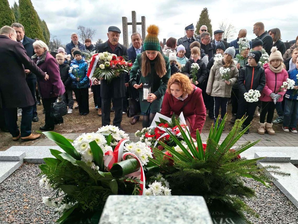W Kałuszynie na Mazowszu wspominali pomoc ofiarowaną dzieciom z Zamojszczyzny W Kałuszynie (powiat miński) na Mazowszu odbyły się 3 marca uroczystości upamiętniające 83. rocznicę przyjęcia dzieci z Zamojszczyzny przez mieszkańców tej miejscowości.