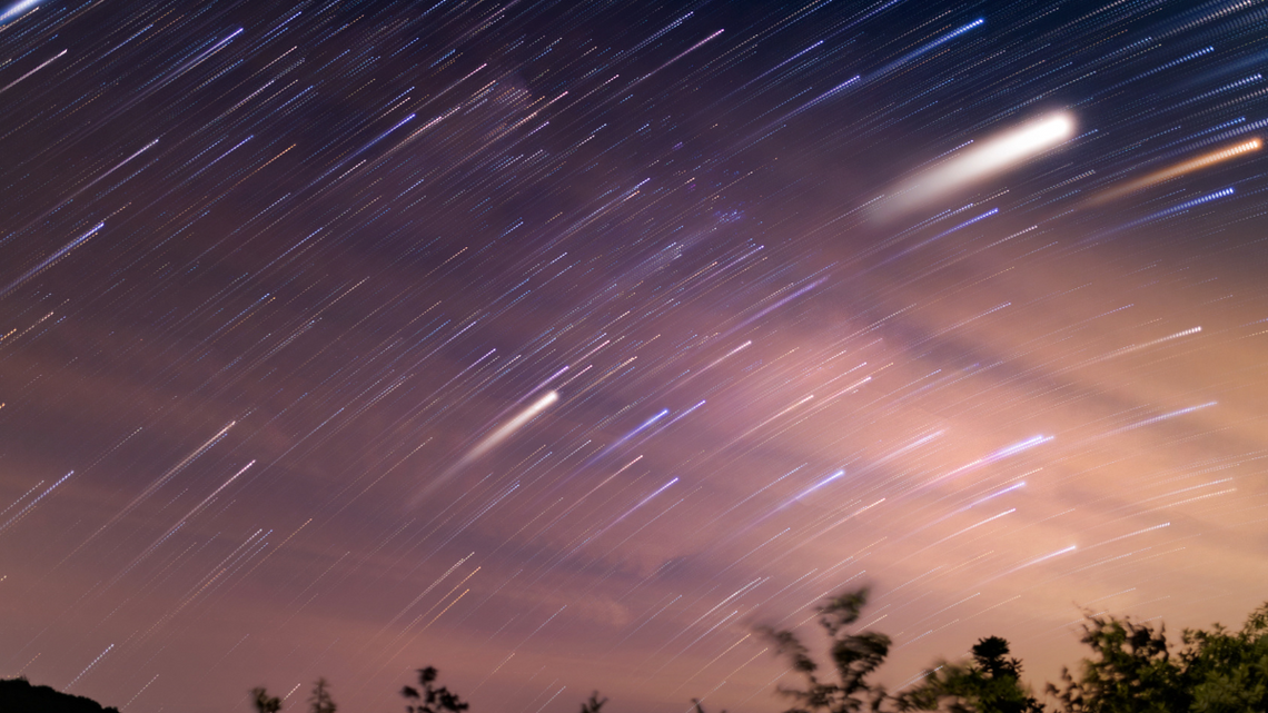 Tej nocy – z 12 na 13 sierpnia – niebo zaroi się od spadających gwiazd. Na ten „niebiański” spektakl czeka wielu miłośników astronomii.