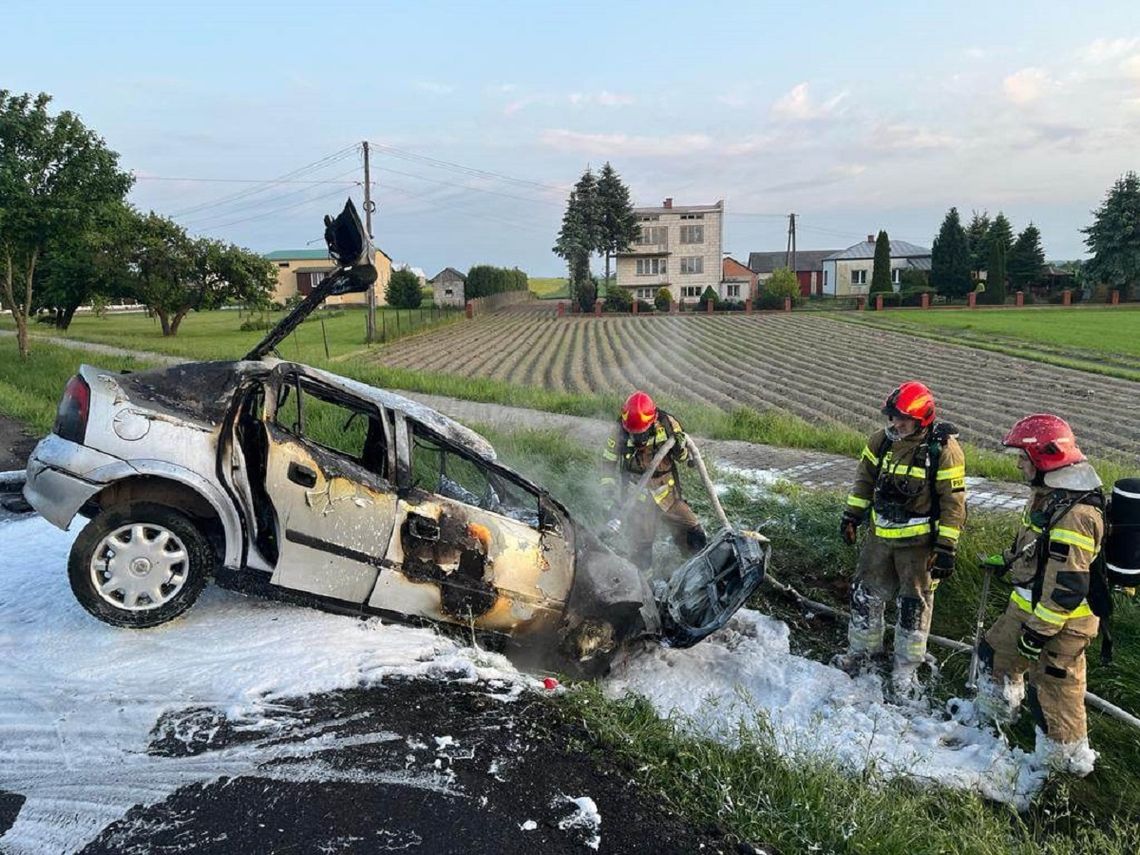 28 maja w Sitańcu, po zderzeniu samochodu z przepustem drogowym doszło do pożaru.